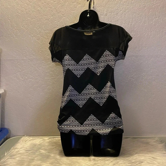 Free Kisses Black & White Pattern Short Sleeve Blouse with Accent Necklace - Picture 12 of 16